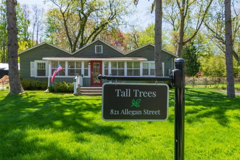 Tall Trees - great location to downtown Saugatuck - Pet Friendly!, Saugatuck