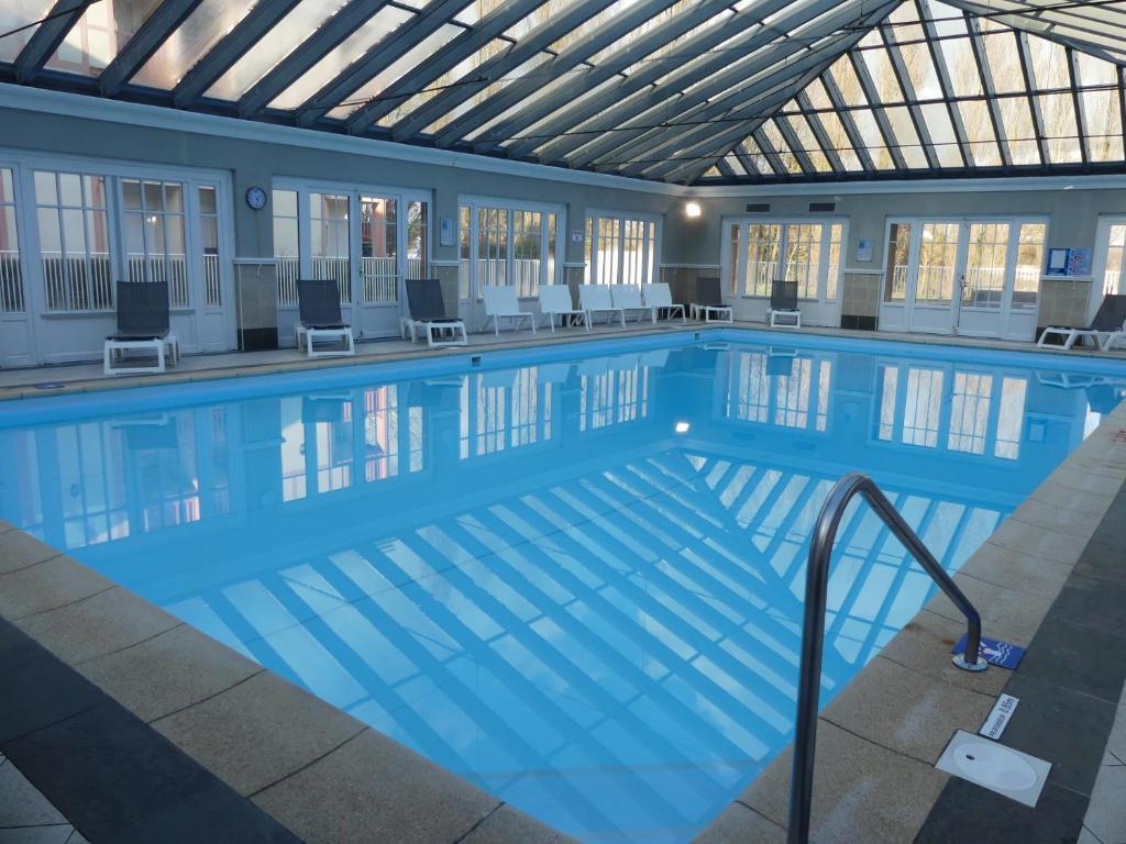 Appart 4 pers av balcon-parking gratuit-piscine int chauffée court tennis-ménage compris - 1