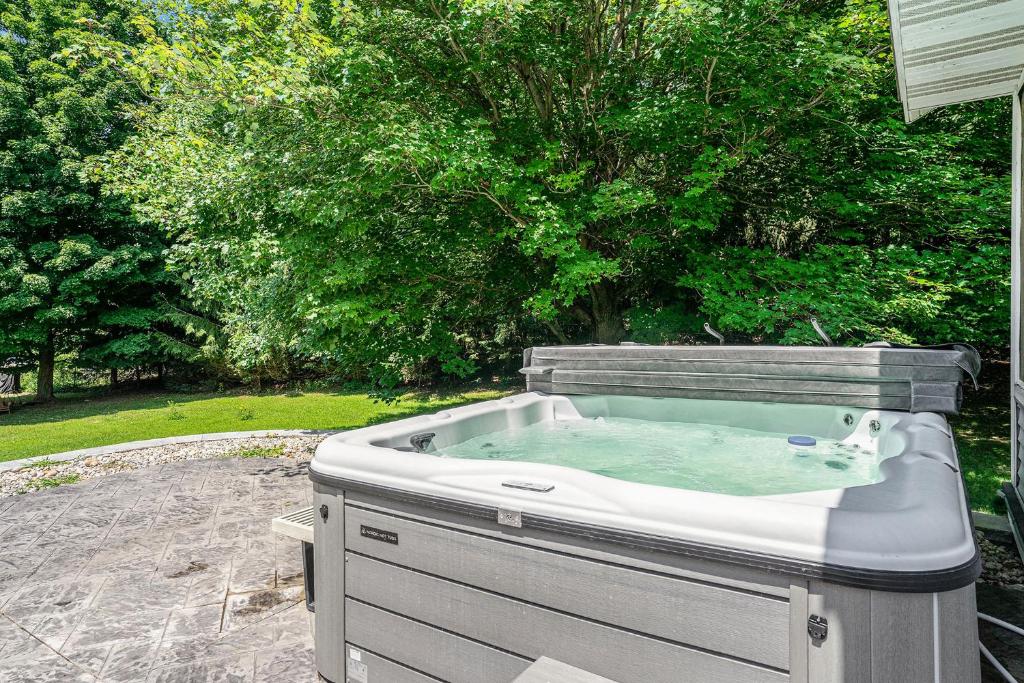 Lily Pond Haven - Private Hot tub - Large recently remodeled home!, Glenn