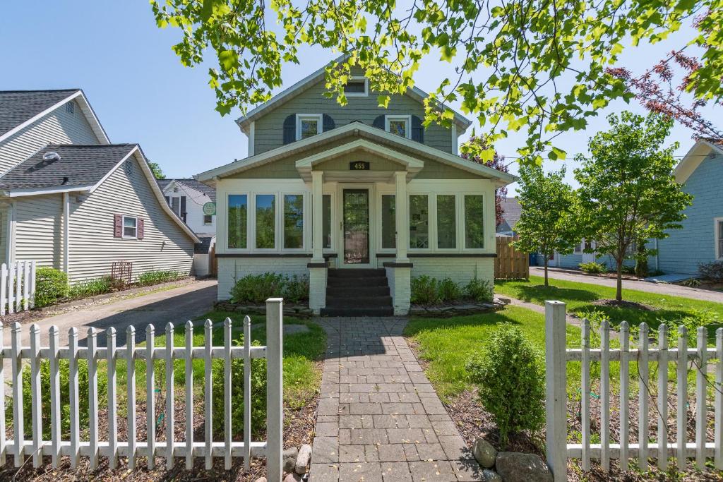 Idle Hour - Updated Home 2 blocks to South Beach and Town, South Haven