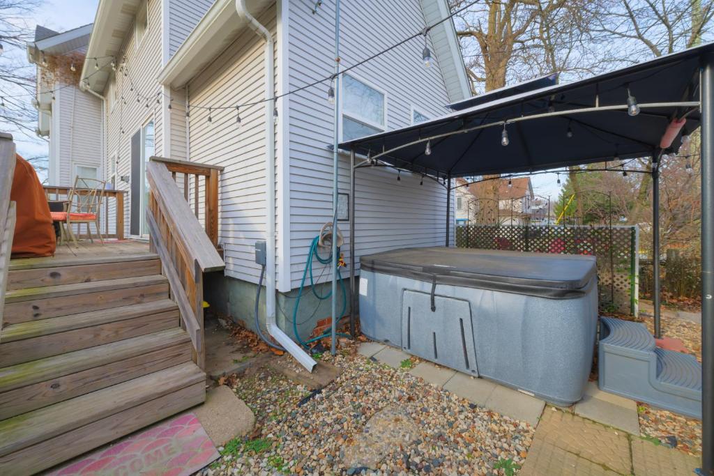 The Lighthouse - Large home close to downtown with a hot tub & game room!, South Haven