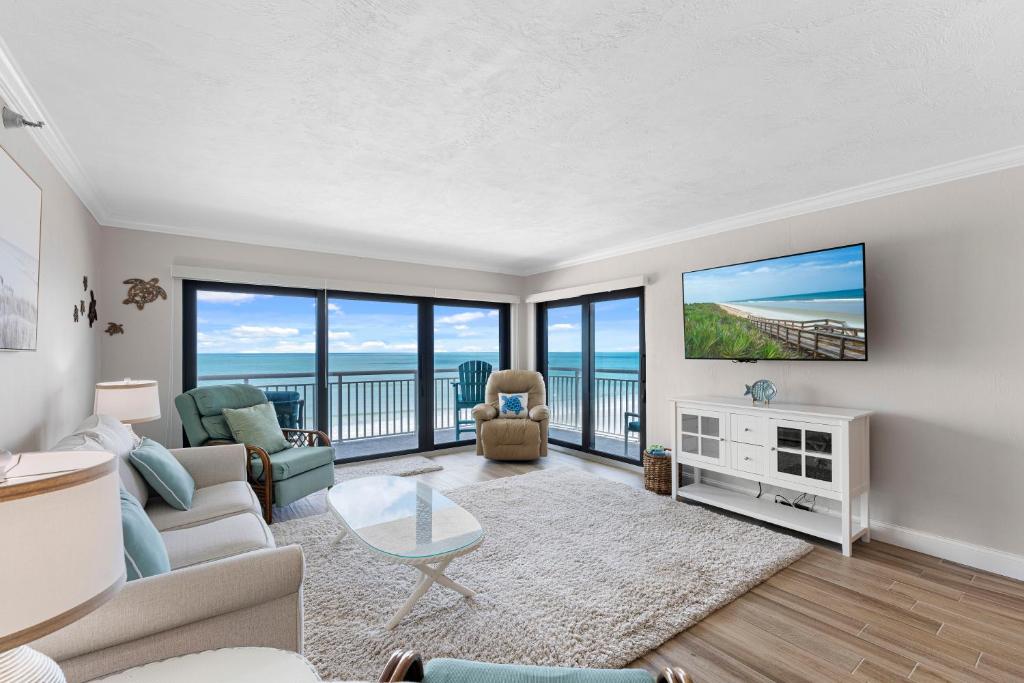 Spectacular beach views! Direct Oceanfront unit on the no-drive beach, New Smyrna Beach