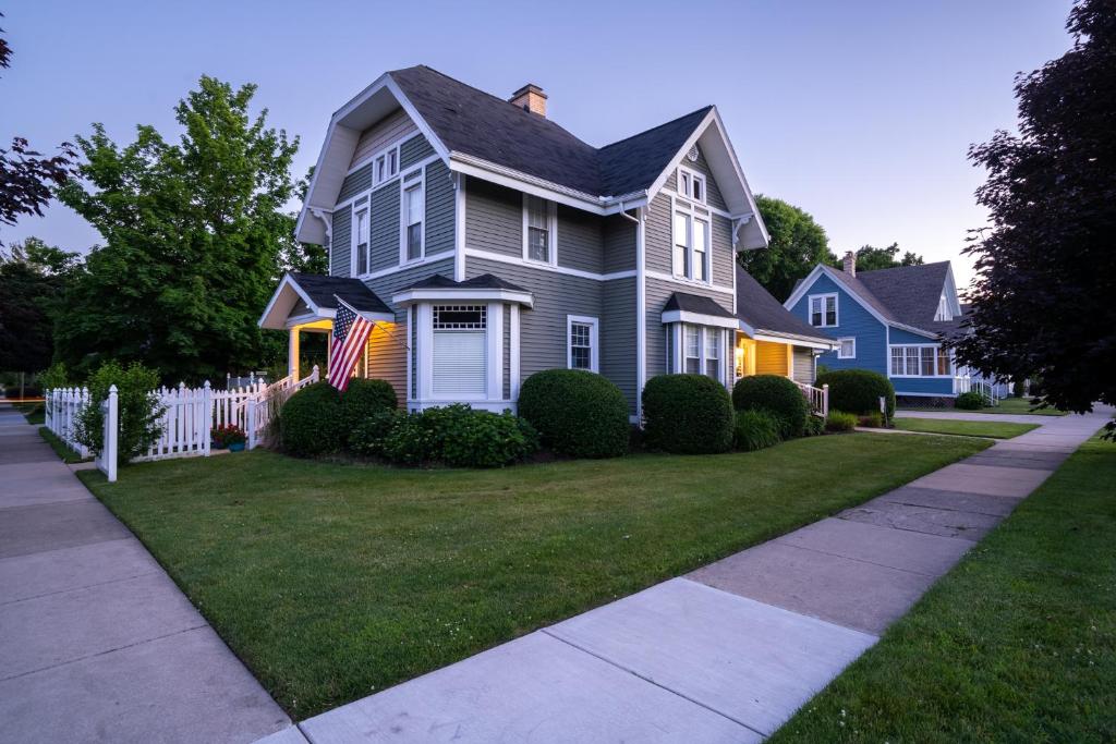 For Pete's Sake - private pickleball court & 2 blocks to beach!, South Haven