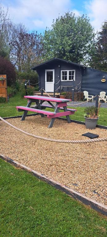 Delightful Studio Log Cabin, Coolnacon