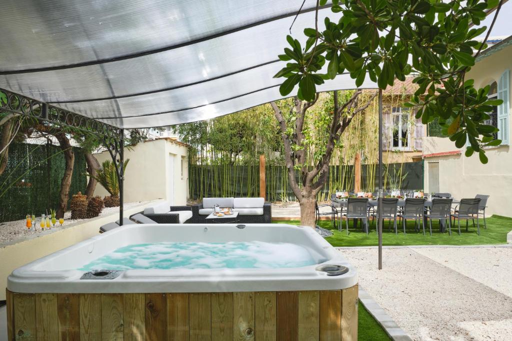 VILLA DES PERGOLAS -6 Bdrs - 5 bathrs -Parking -Jardin -JACUZZI -TRAMstation , 10 min beach - 2