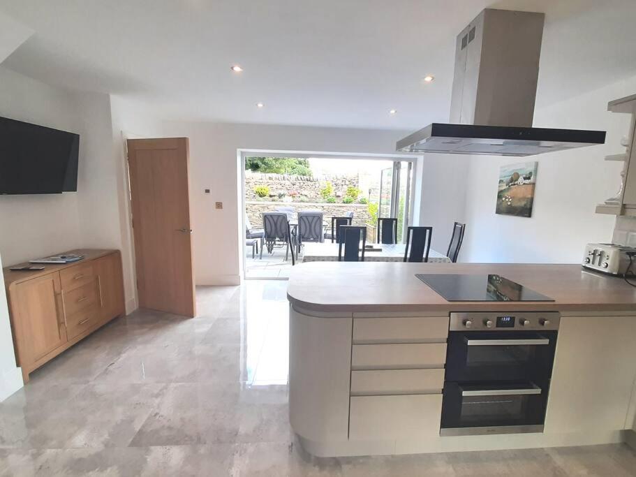 Beautiful countryside cottage, sleeps 6, dogs welcome, Halifax