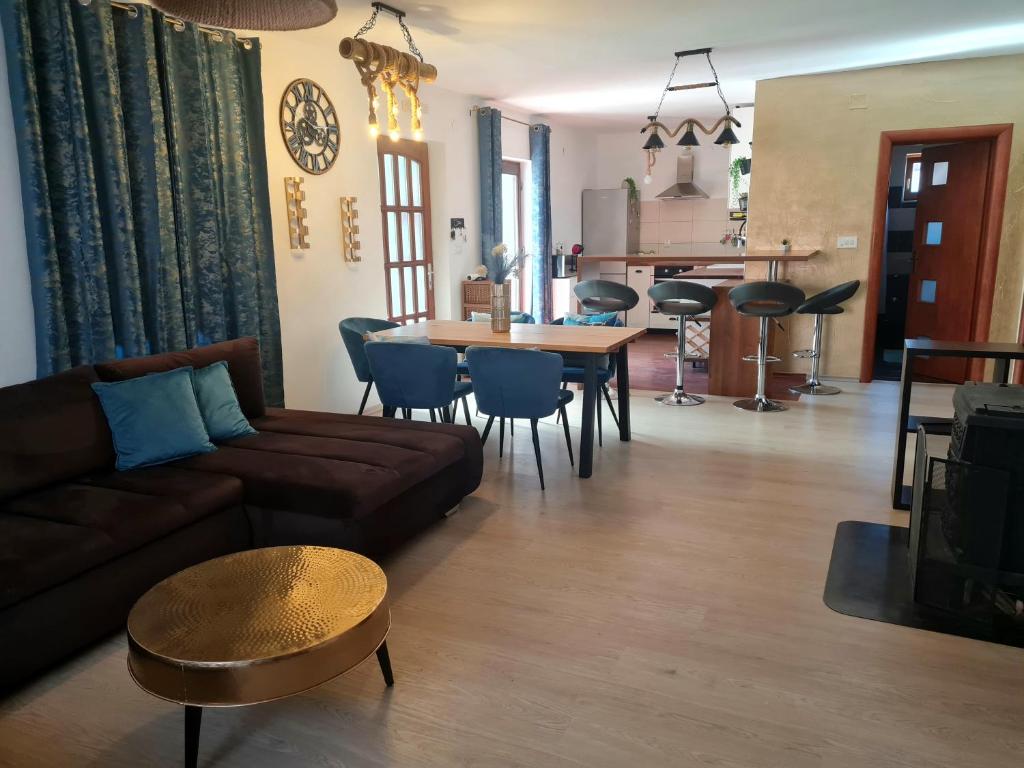 Big apartmant with free parking, Šibenik