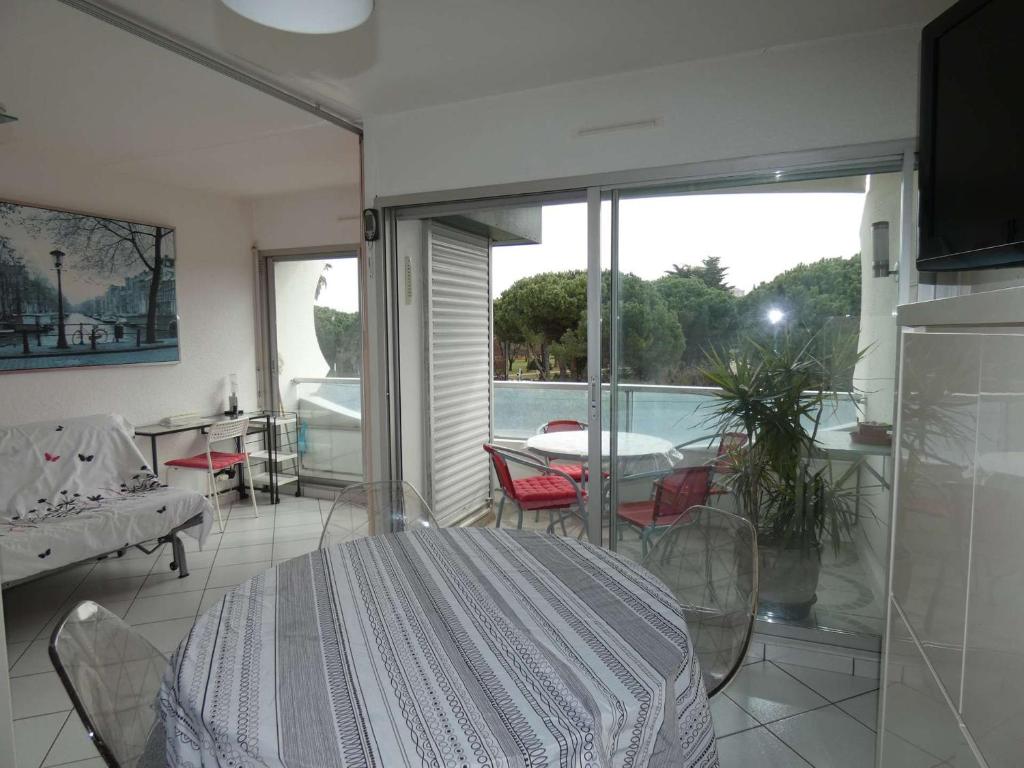 Appartement 2 pièces avec piscine, parking privé, proche commerces et plage, exposé sud - FR-1-328-264 - 4