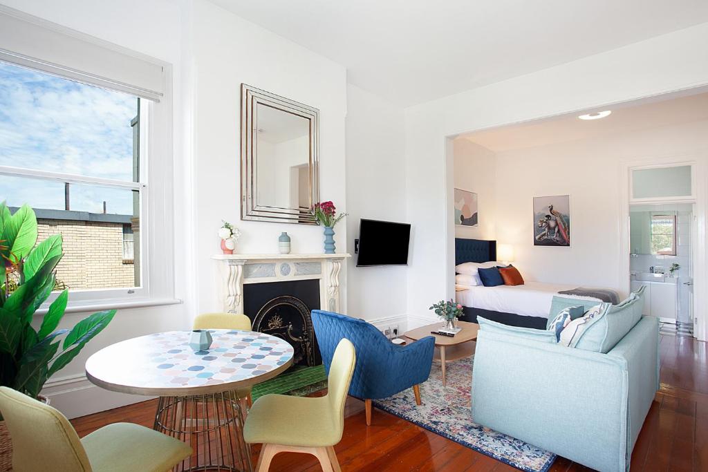 Spacious Studio With Balcony in Inner-City Glebe, Sydney