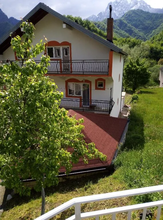 Apartment with two bedrooms，位于Glogošnica的酒店