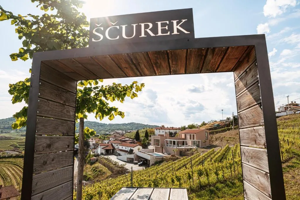 Posestvo Ščurek wine, hotel v destinaci Dobrovo