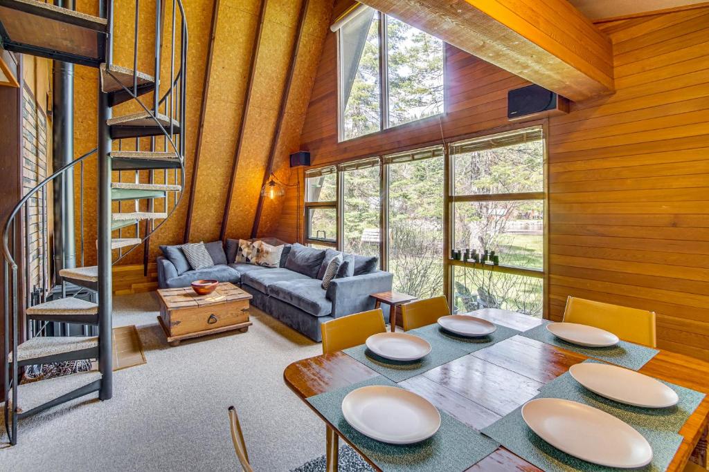 Cle Elum A-Frame - Direct Yakima River Access!, Cle Elum