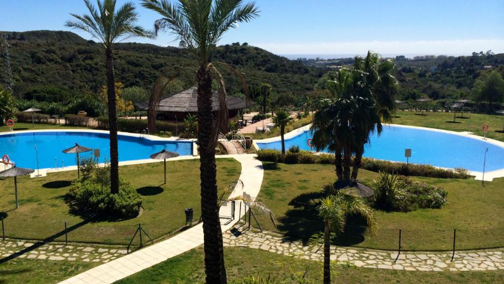 Elegant Apartment in Benahavís with Shared Pool, 100 m², Estepona
