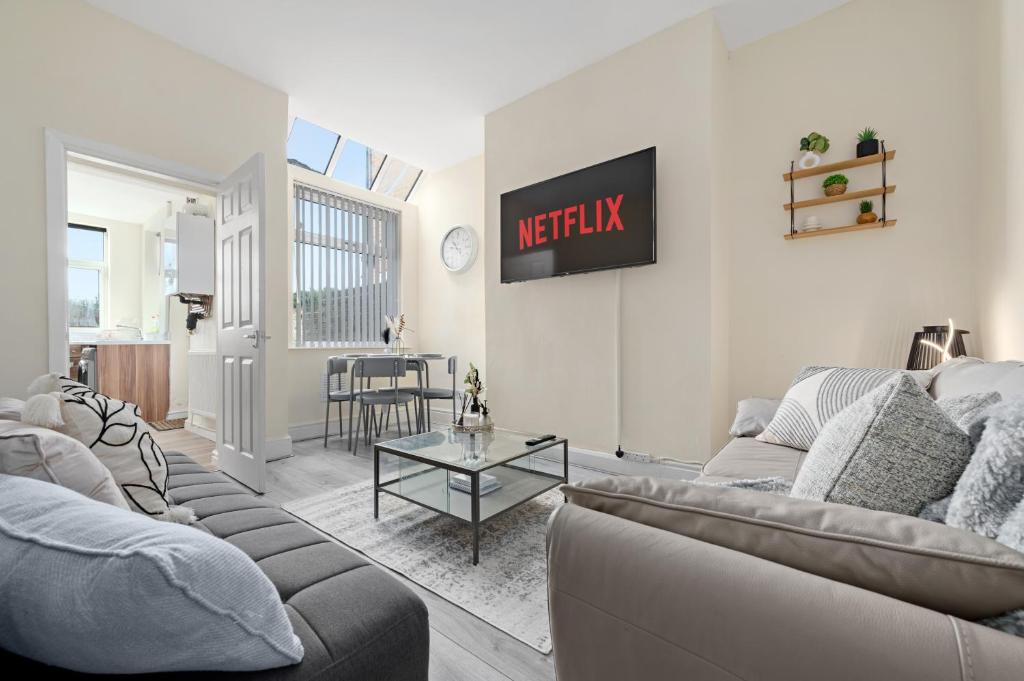 4 Bedroom House near City Centre Sleeps 10, Manchester