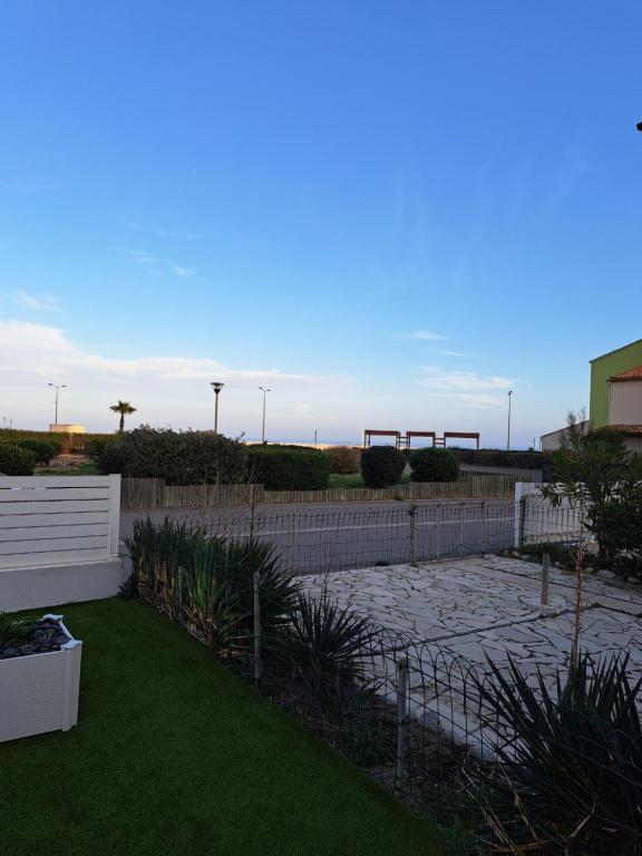 T2 4 Personnes Entièrement Rénové Narbonne Plage Front de Mer à 50 m de la mer avec Parking Privatif, Climatisation, et Machine à laver séchante - 3