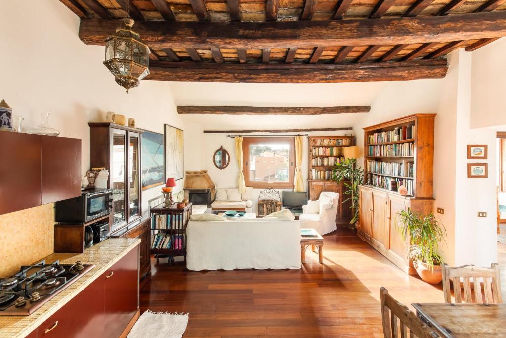 Piazza Mattei Terrace Apartment | Romeloft - 3