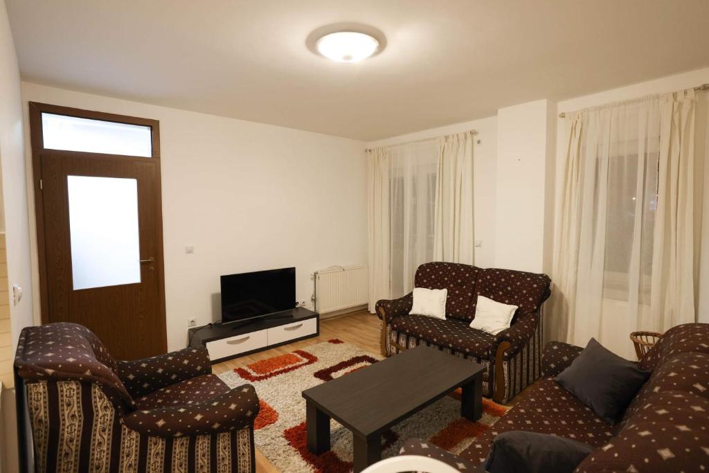 Troy’s Apartment, Priština