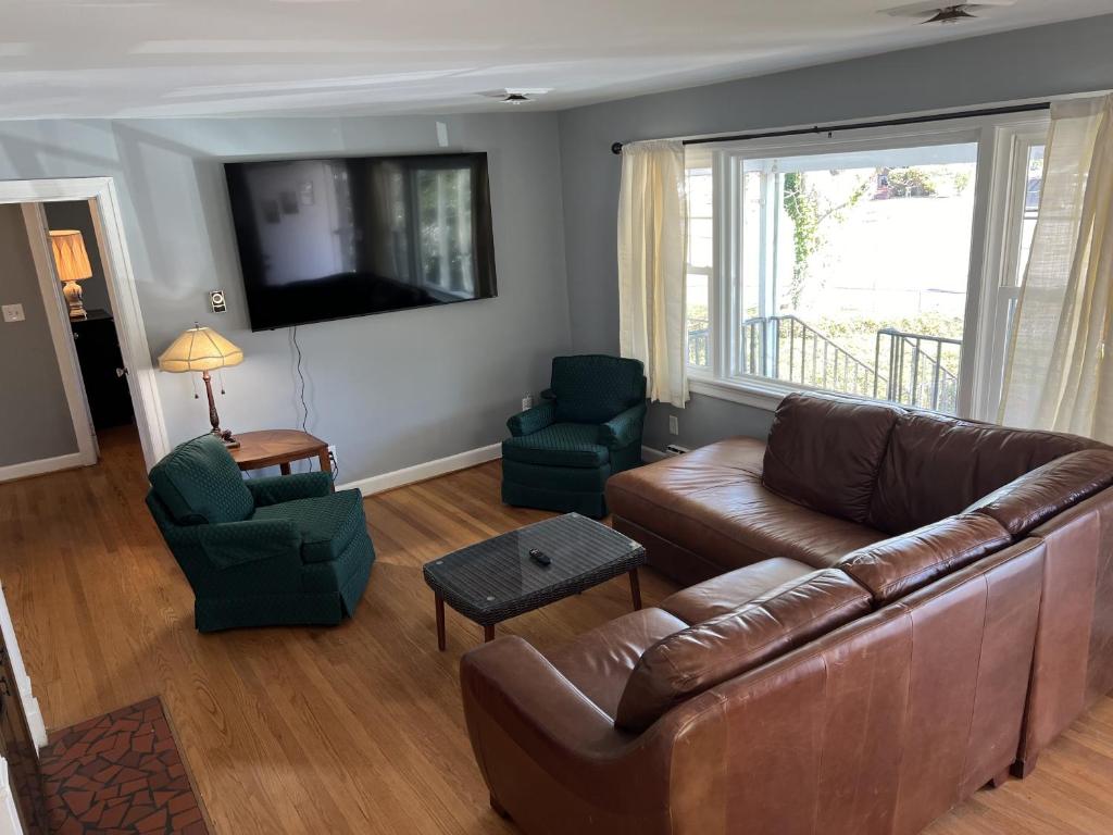 Tri-Level home - 5 BR 2 BA - Extended Stays, Wi-Fi home, Norfolk