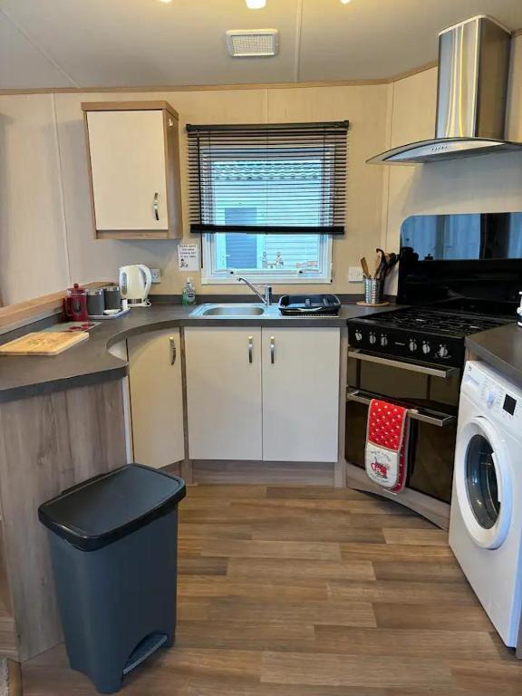Woodpecker Lodge, Camelot Holiday Park photo 3