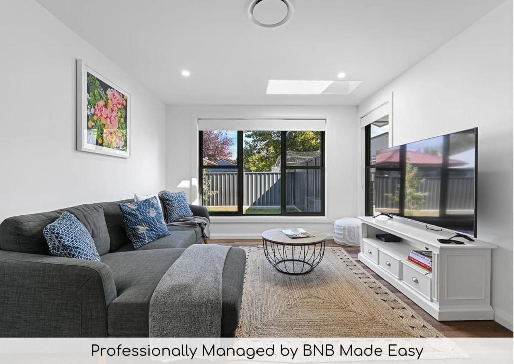 Mally on March - Close to Central, Chic Elegance, Orange