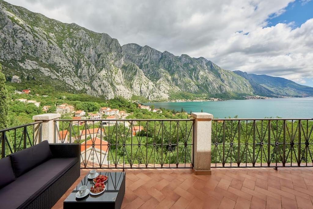 Duplex with panoramic sea views, Kotor