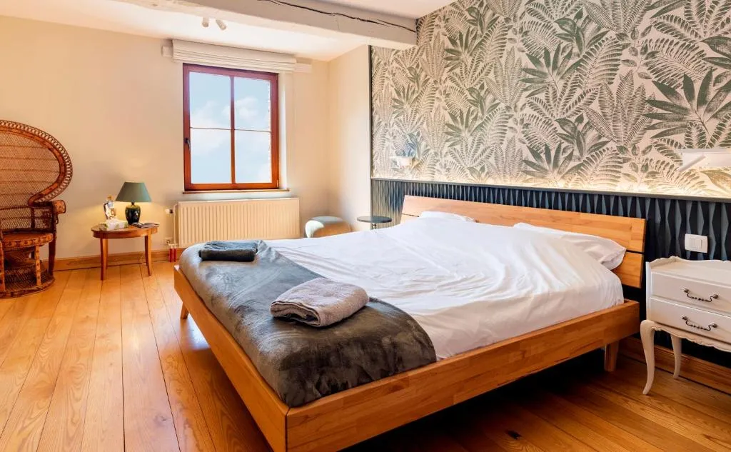 Côté cour, côté source chambre d'hôtes，位于绍德方丹的酒店
