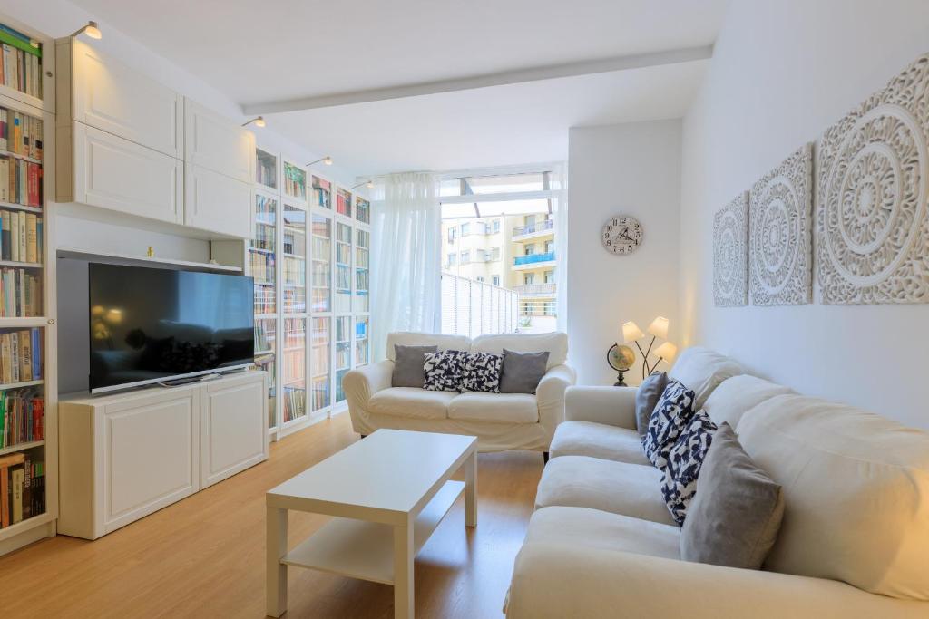 ApartEasy - Private terrace, 3 bedrooms, Eixample - 4