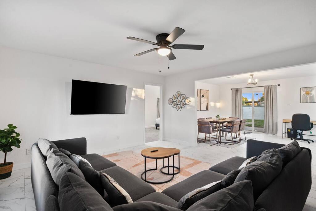 5 miles from Downtown Phoenix - Pool Home, Phoenix