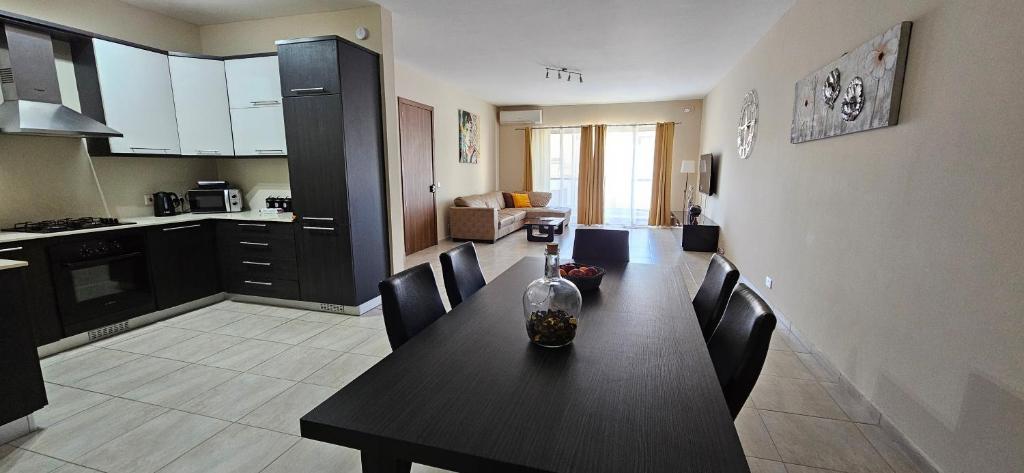 Large Apartment in Marsascala. sleeps 6, Marsaskala