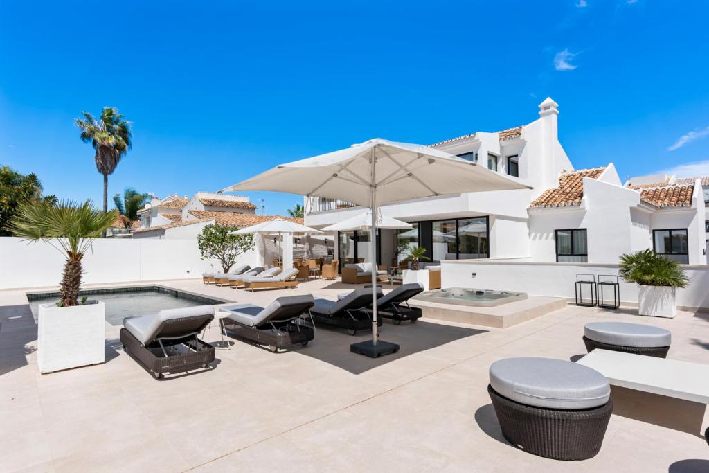 Luxury Villa Near Marbella with Private Pool, Jacuzzi & Modern Amenities - 5