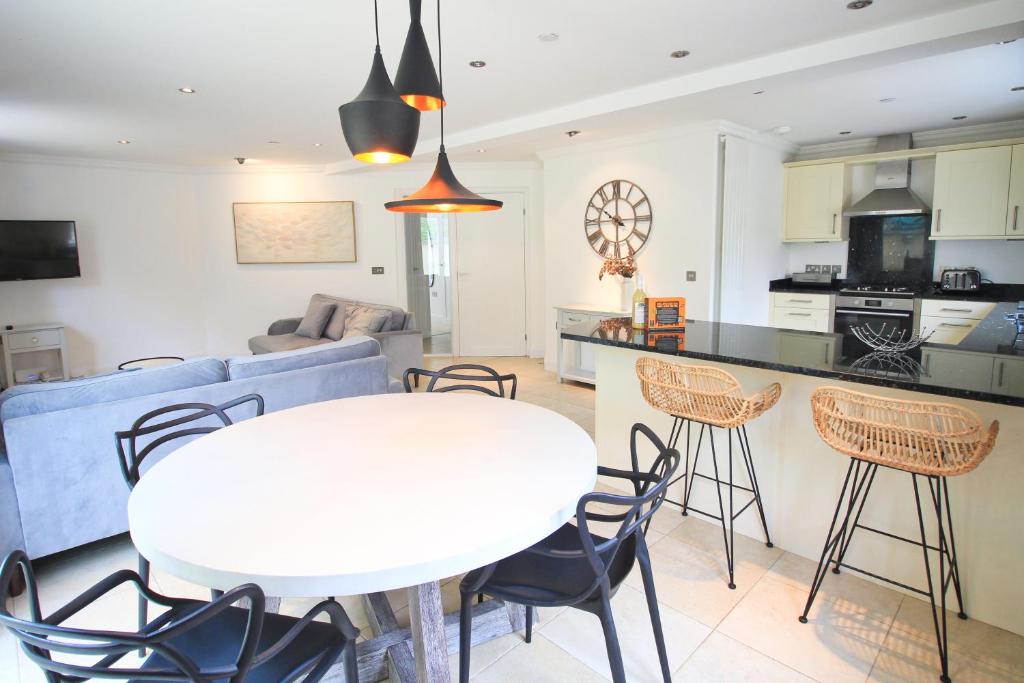 CLOSE TO BEACH, dogs welcome, private garden, Saint Merryn