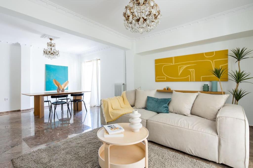 Sunlit Retreat 2-Bed Apartment, Atény