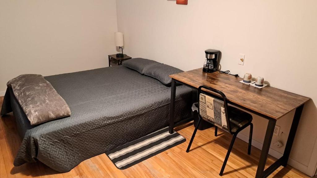 Le1226-Private Room 5 with Free WIFI and Parking, Edmundston