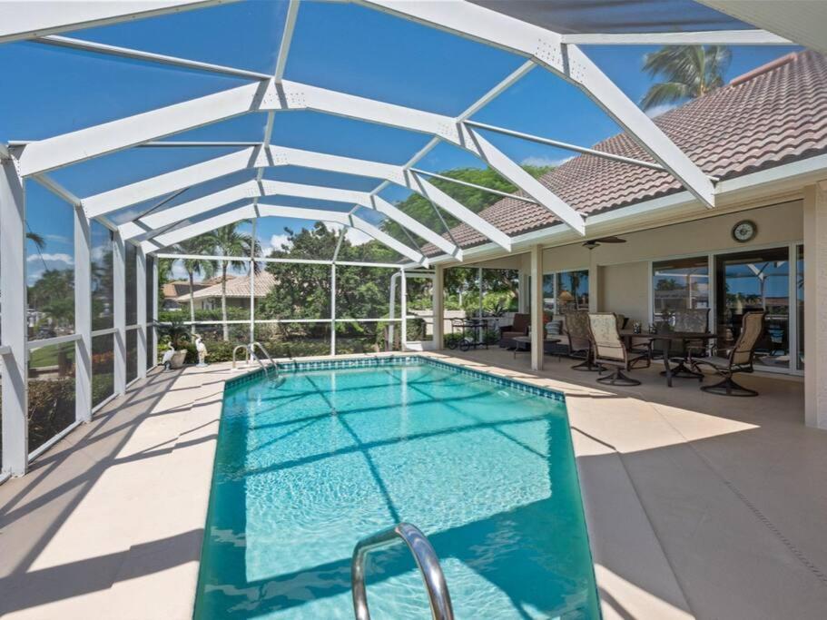 ELEVATED 106 - Spacious 3 Bedroom Waterside Pool Home, Marco Island