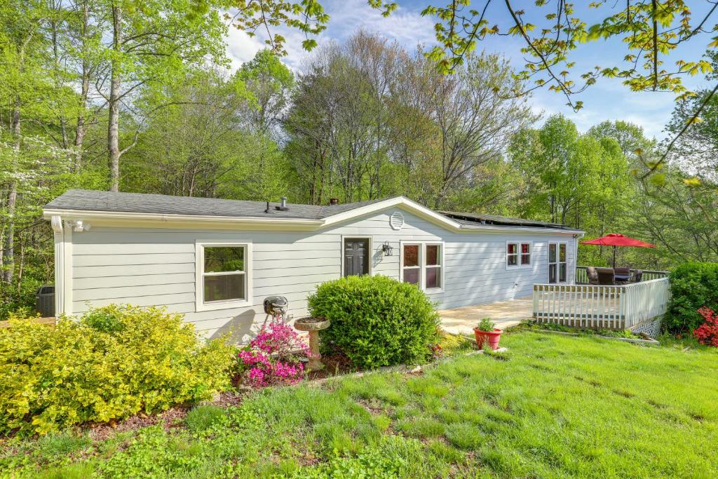 Deck and Views Secluded Retreat in Fairview!, Fairview