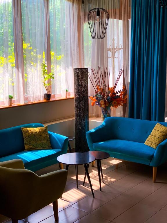 Shared lounge/TV area