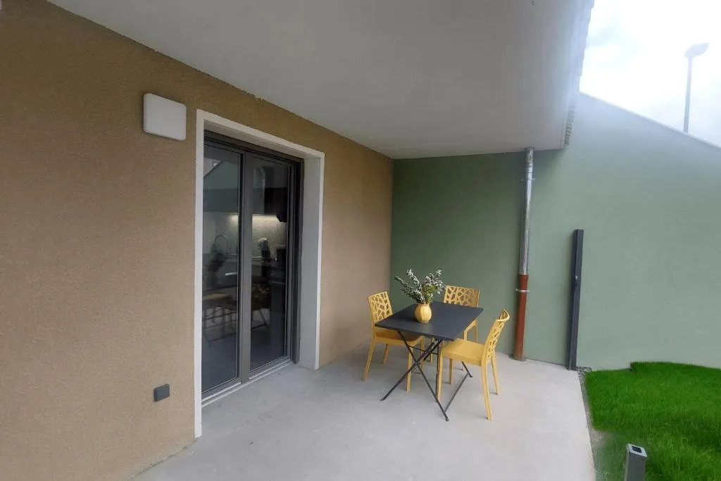 Appartement avec terrasse LO du Lac - Paladru, hotel in Paladru