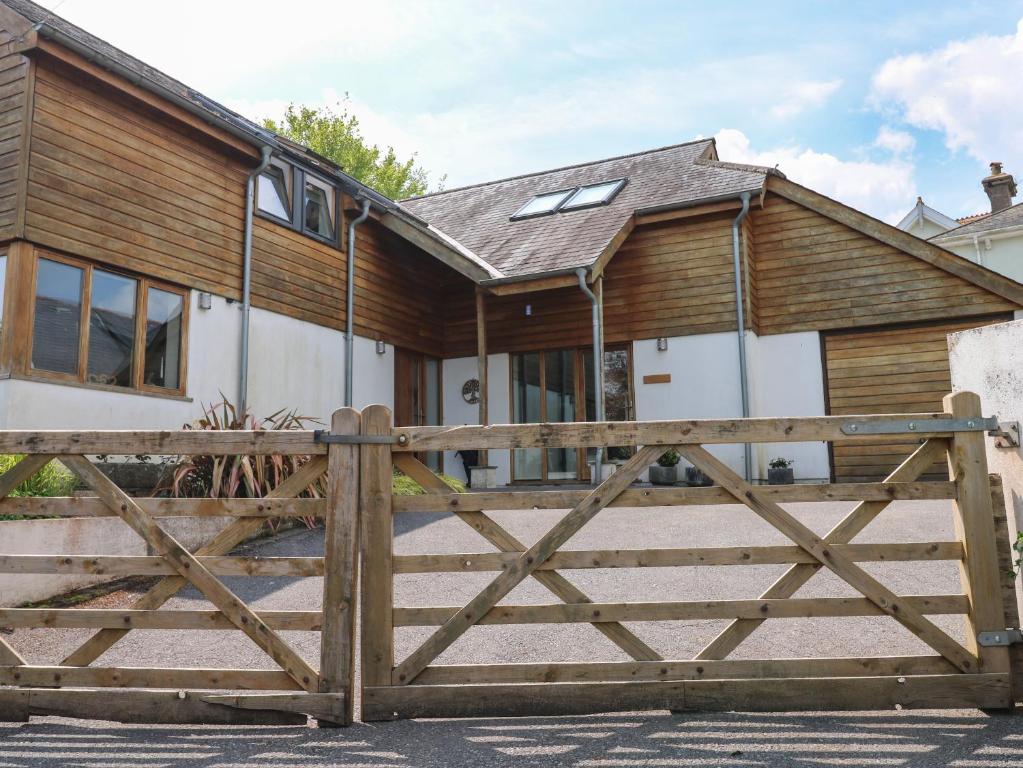 Little Rondeval, Totnes