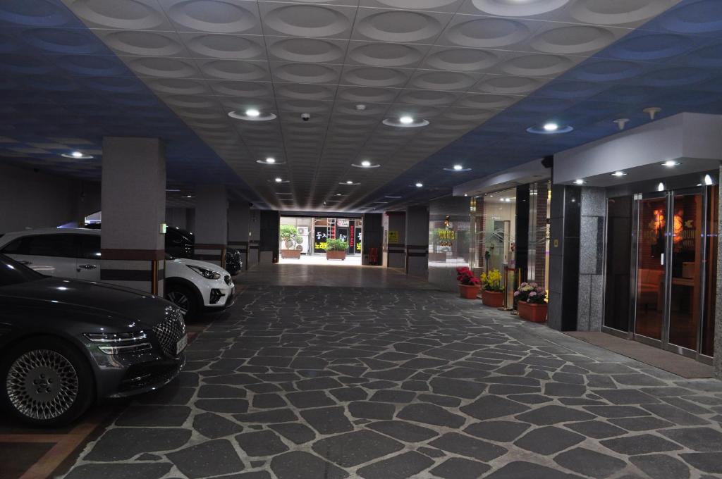 하운드호텔 상무점 (Hound Hotel Sangmu)