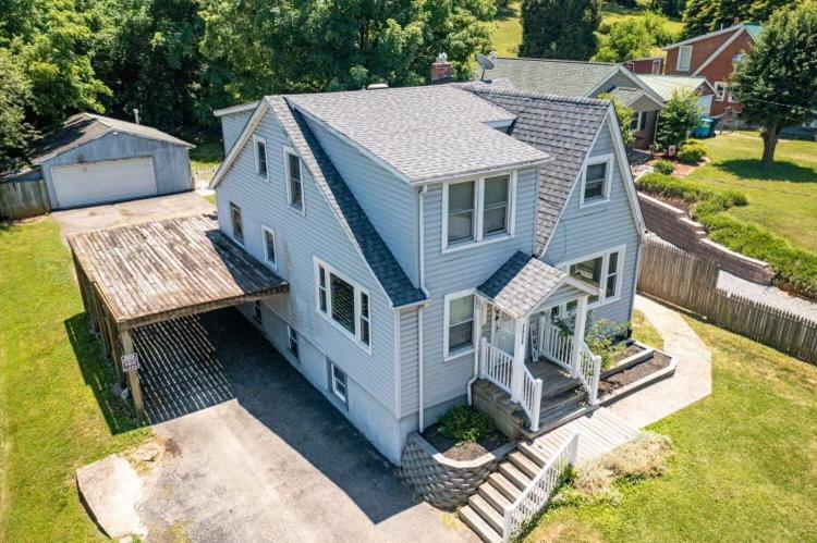 Cozy and spacious all inclusive main level apartment in a multi unit home, Roanoke