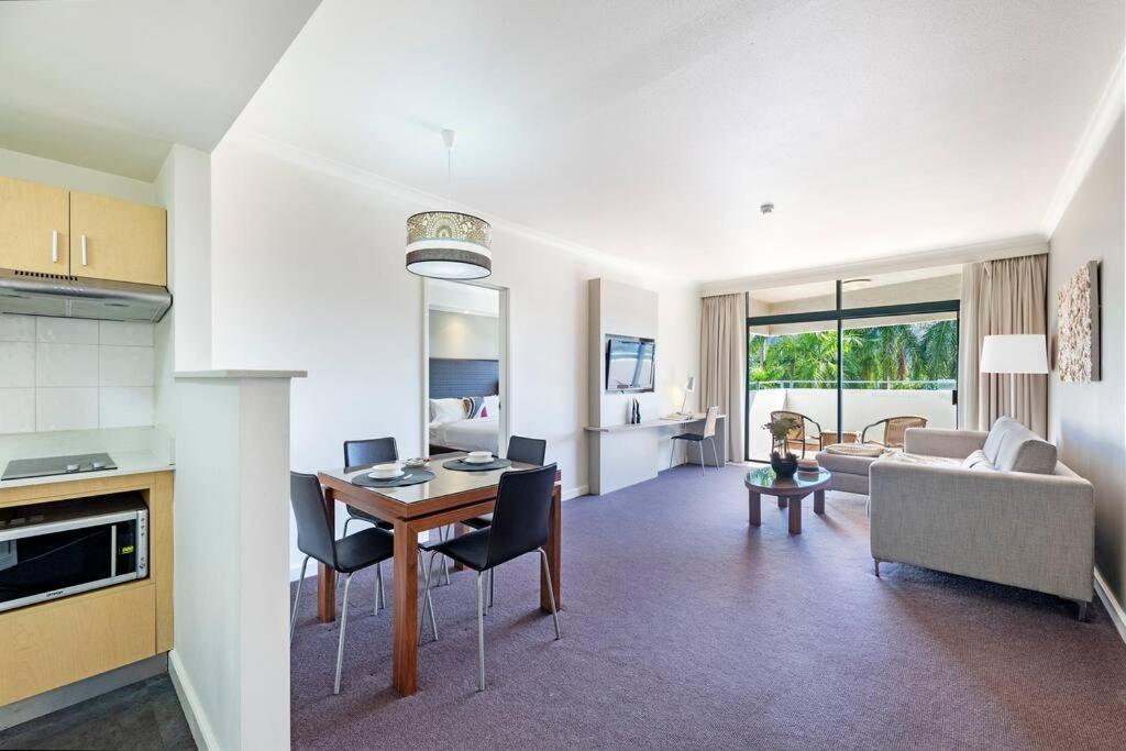 'Towering Palms' Resort-style Apartment with a Separate Studio, Darwin