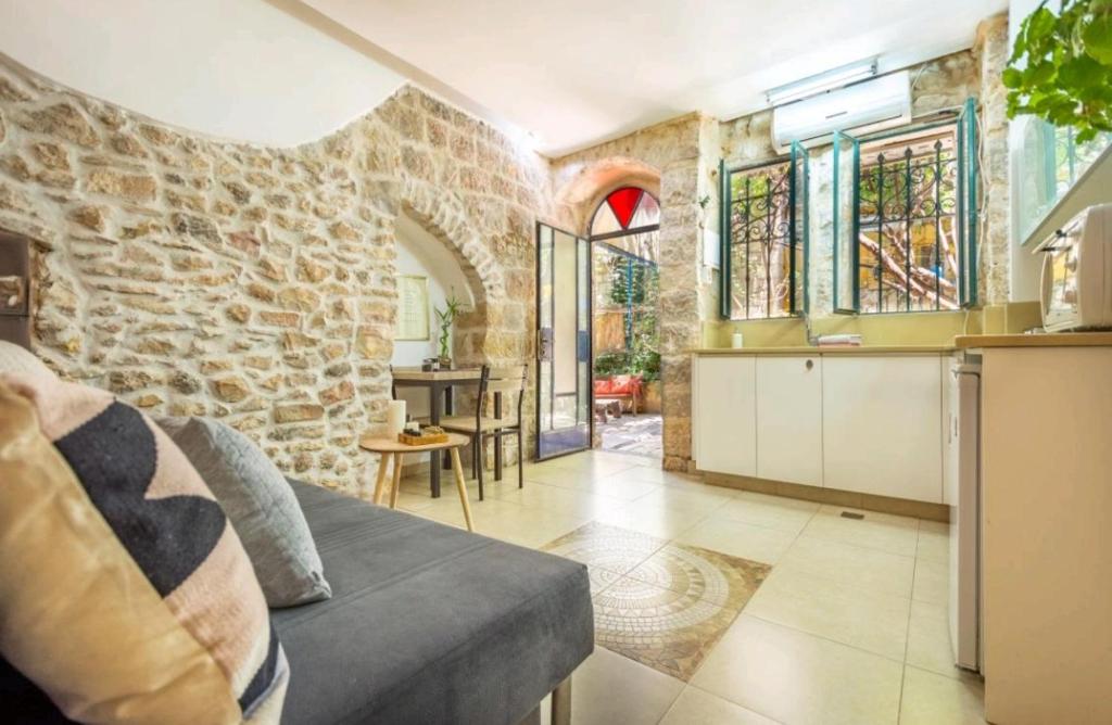 Authentic Jerusalem Apt, Cosy and Central!, Jeruzalém