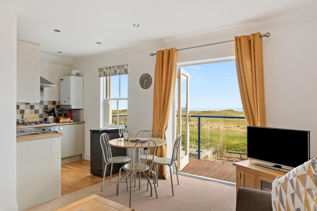 Surf Deck - Spectacular Views Close to Beach, Penally