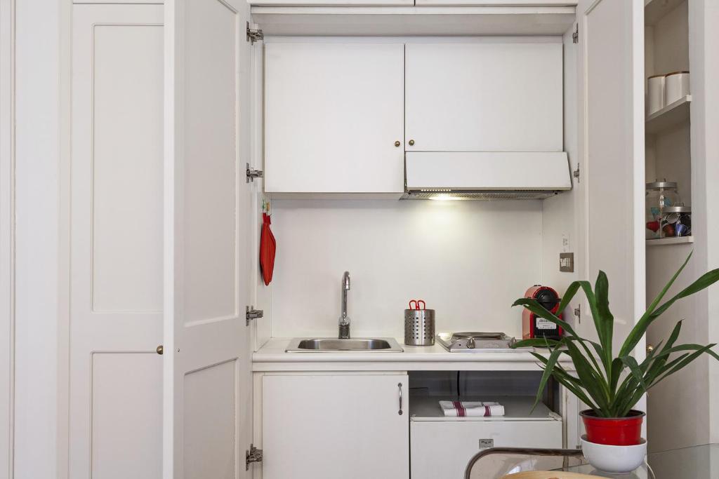 Elegant Studio in the City Center by Wonderful Italy - 4