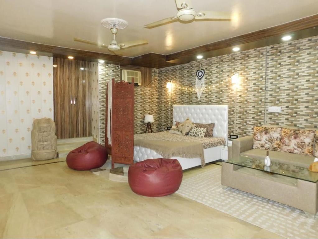 Cozy Bohemian Studio Apartment - GK2 South Delhi, near M Block Market, Nové Dilí