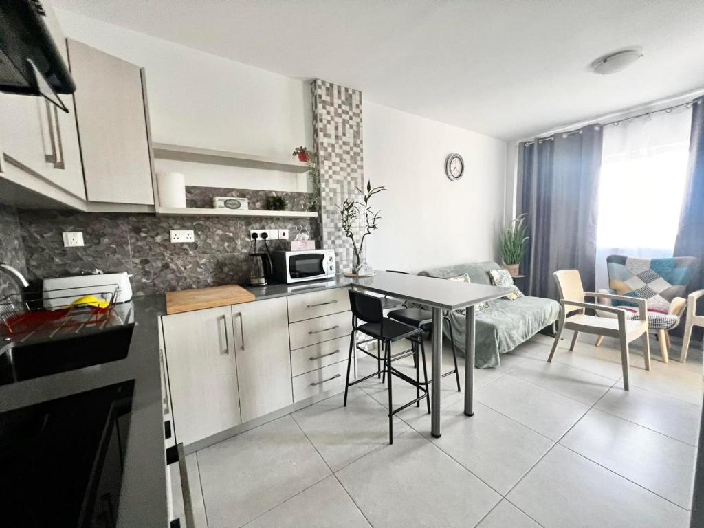 Stay With Oleg C111, Paralimni