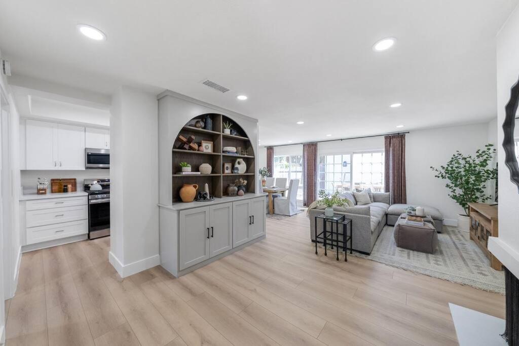 Live on Newport Back Bay, Newport Beach