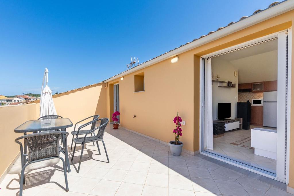 Soffitta Bampina, Perivolion