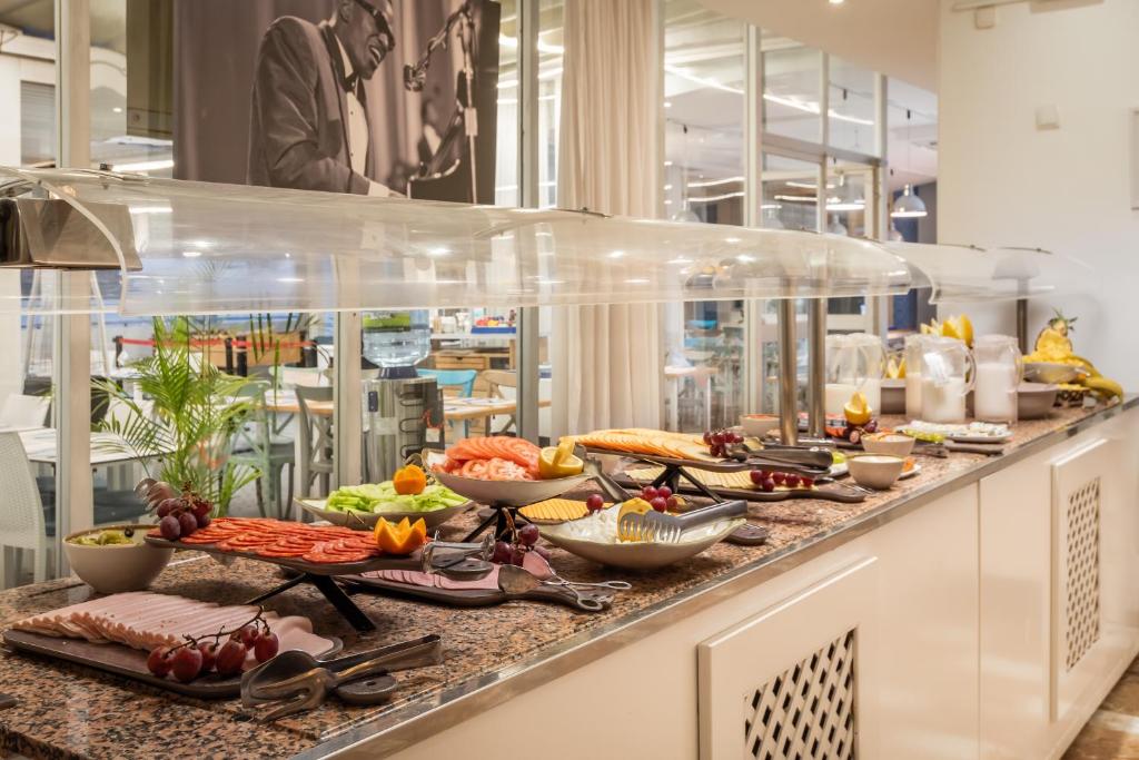 Apartamentos Vistasol — Restaurant & bars in Magaluf, Balearic Islands