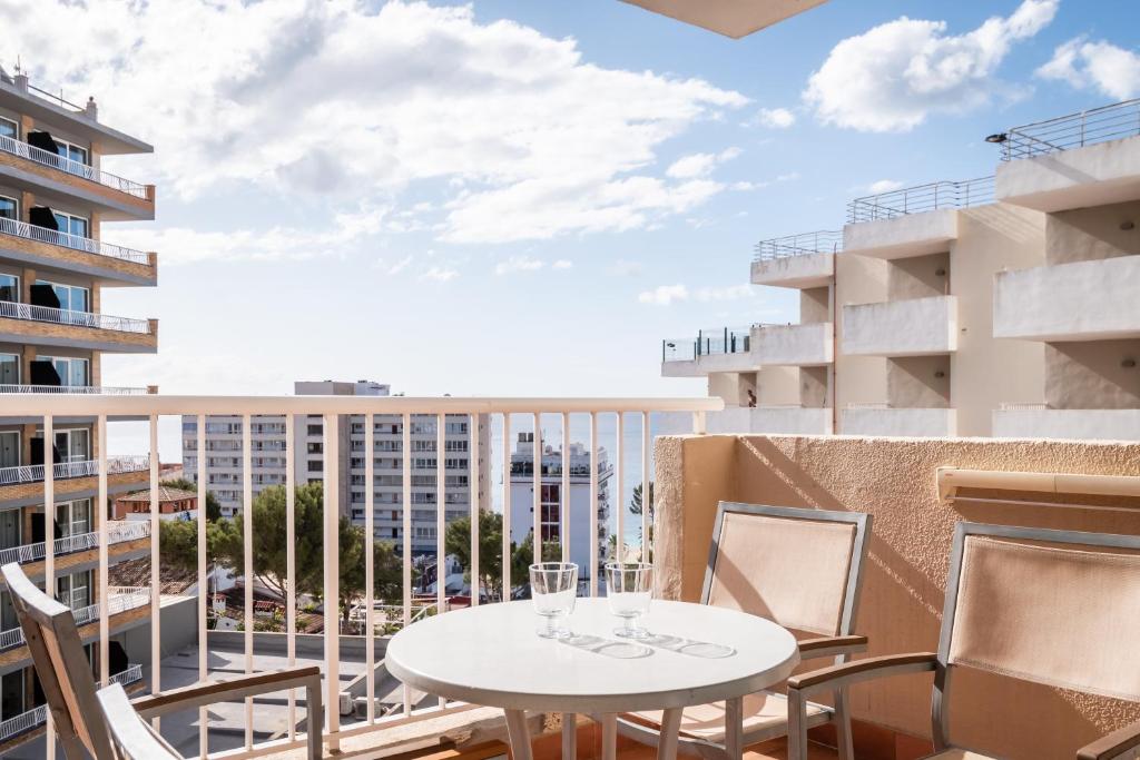 Apartamentos Vistasol — Hotel rooms in Magaluf, Balearic Islands